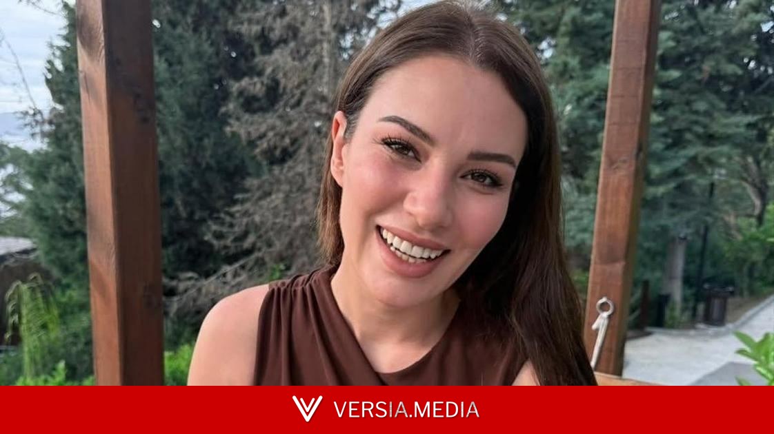 Еле держится на ногах, не открывает глаза: маму Эдже Иртем приводят в чувство на похоронах дочери
