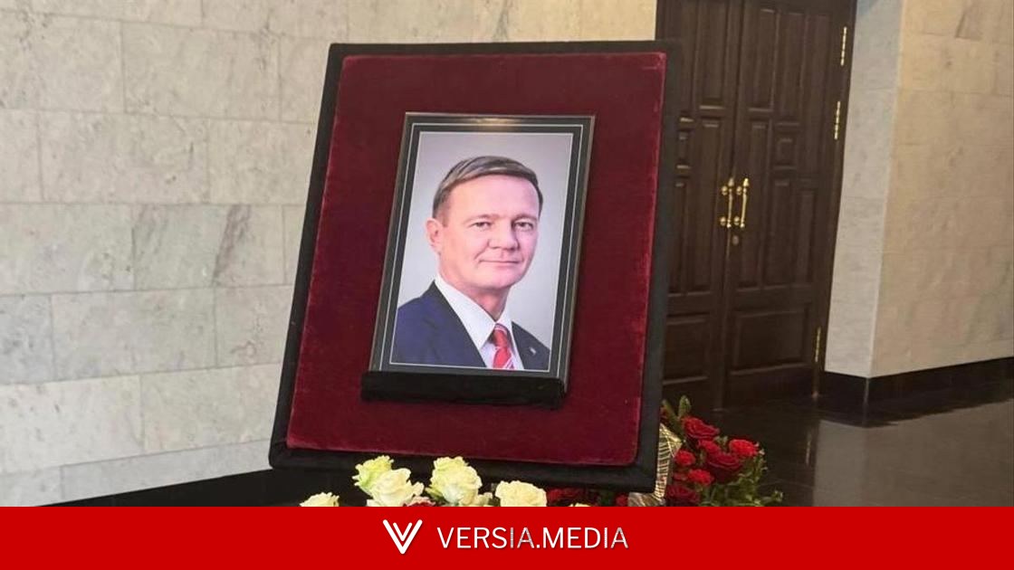 «Любимому от Полины»: венок молодой пассии, мама, брат на открытии памятника экс-министру Роману Старовойту