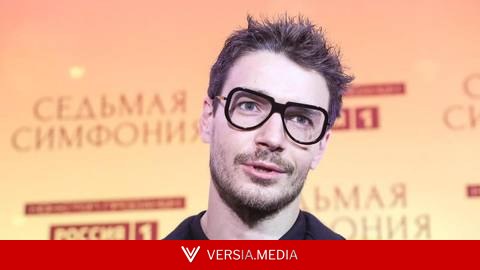 Поет, танцует и целует руку Урсуляк: Максим Матвеев эффектно вернулся на сцену Театра им. Пушкина спустя 6 лет