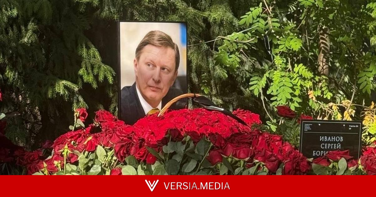 Венки от любимой жены и президента: могила Сергея Иванова, которого похоронили рядом с сыном